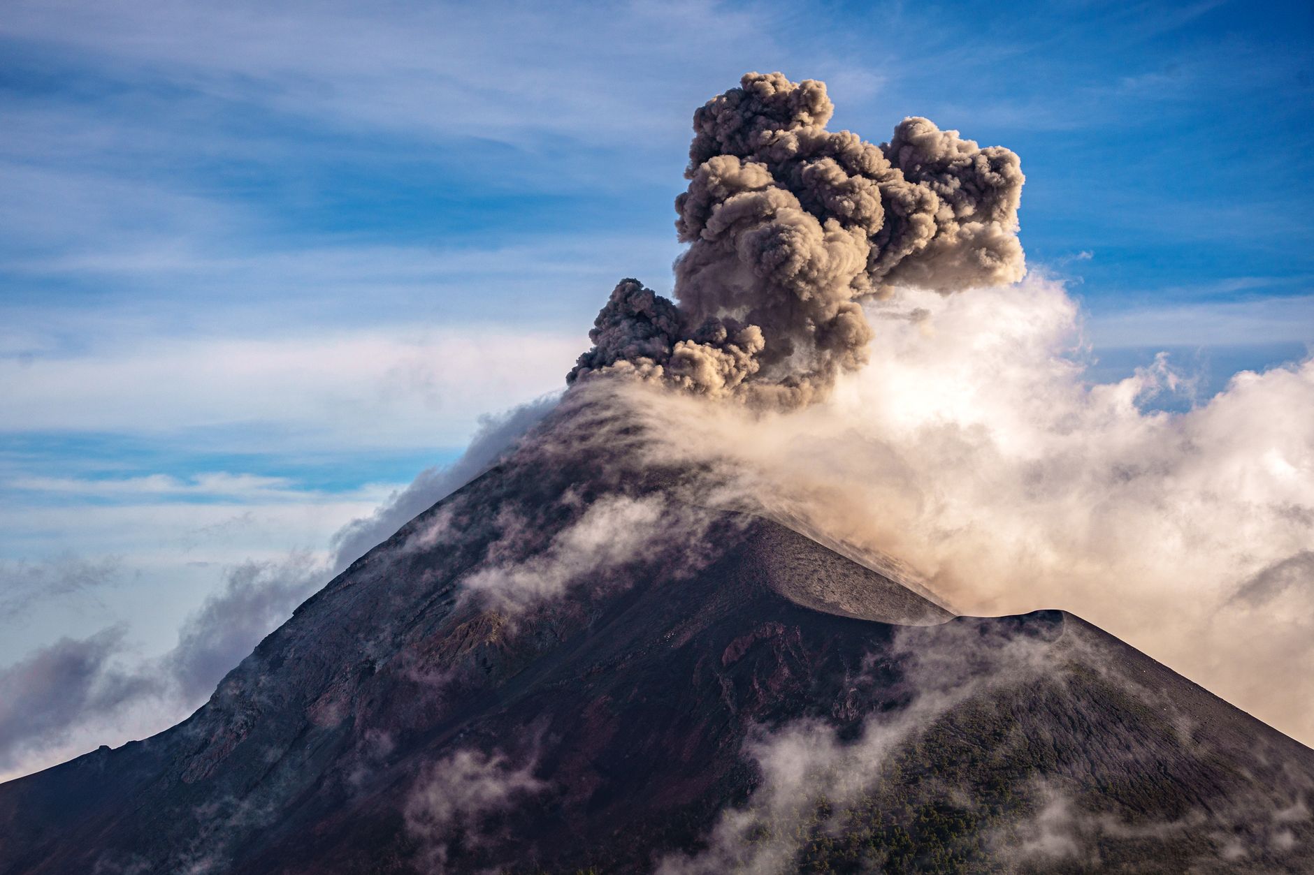 Tragedie în Indonezia: Trei turiști au pierdut viața după erupția vulcanului Dukono