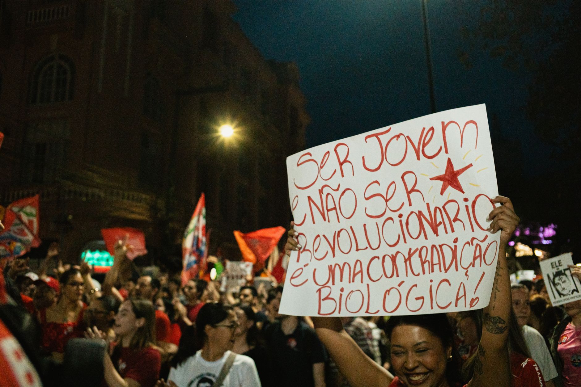 Proteste violente în Franța: Laurențiu Mihu explică de ce francezii simt că sărăcesc