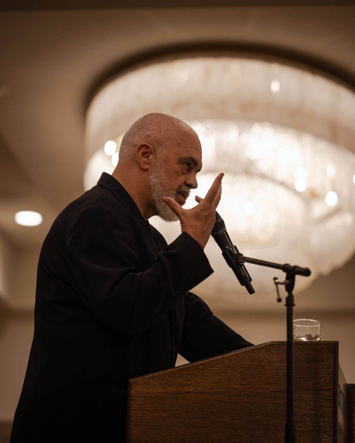 Edi Rama declară că manifestanții violenți au depășit o „linie roșie” în Albania