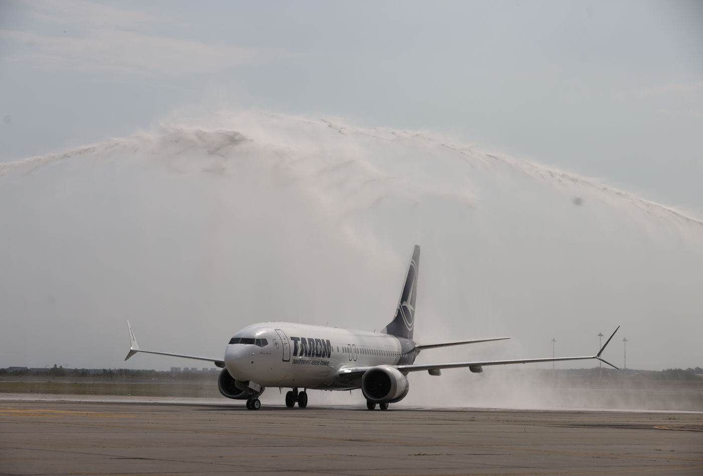 TAROM modernizează flota cu avioane Boeing 737 MAX și celebrează 72 de ani de activitate
