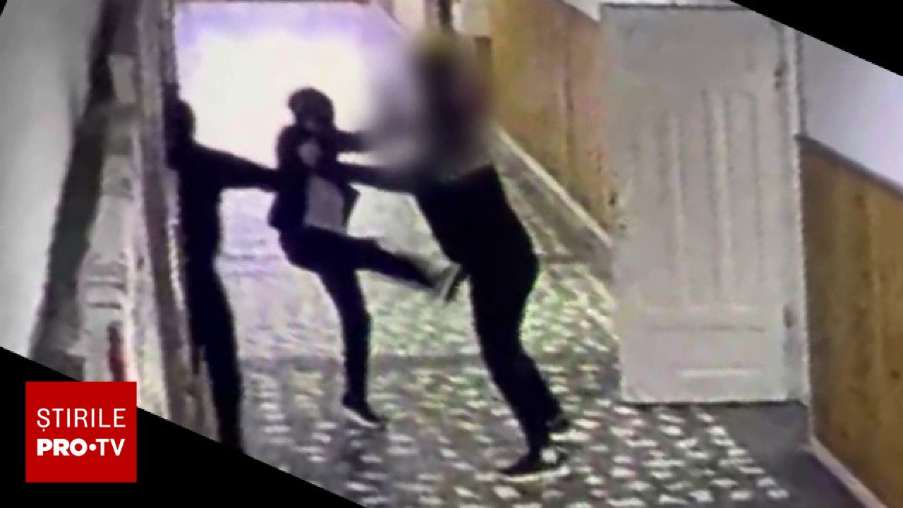 Atac cu cuțitul într-o școală din Bistrița: elev de 13 ani a atacat o profesoară și un coleg
