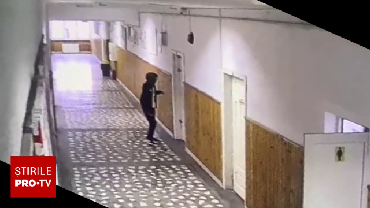 Un elev de 13 ani a atacat o profesoară și un coleg în Bistrița; agresorul a fost transferat la psihiatrie