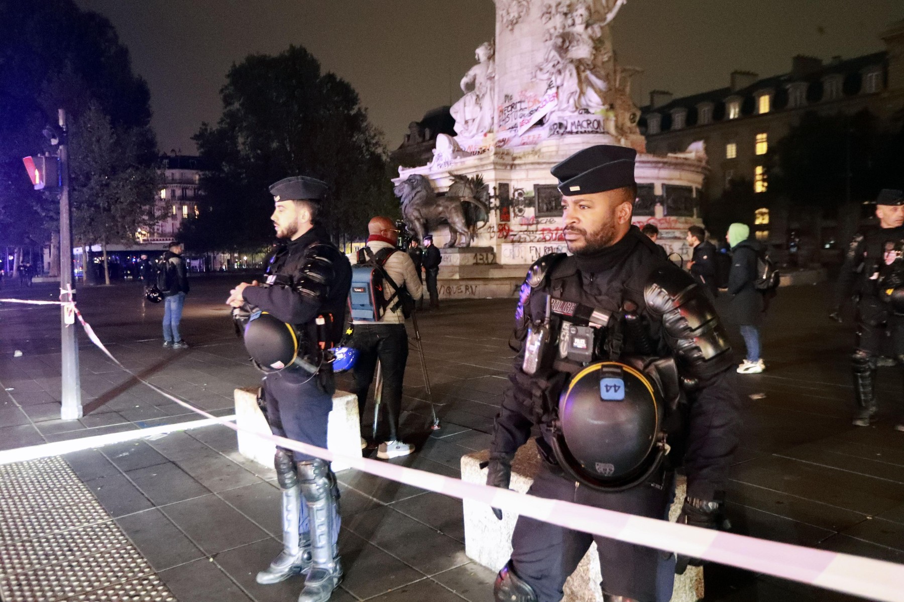 Restricții de circulație și amenințarea cu starea de urgență în Franța după revoltele violente