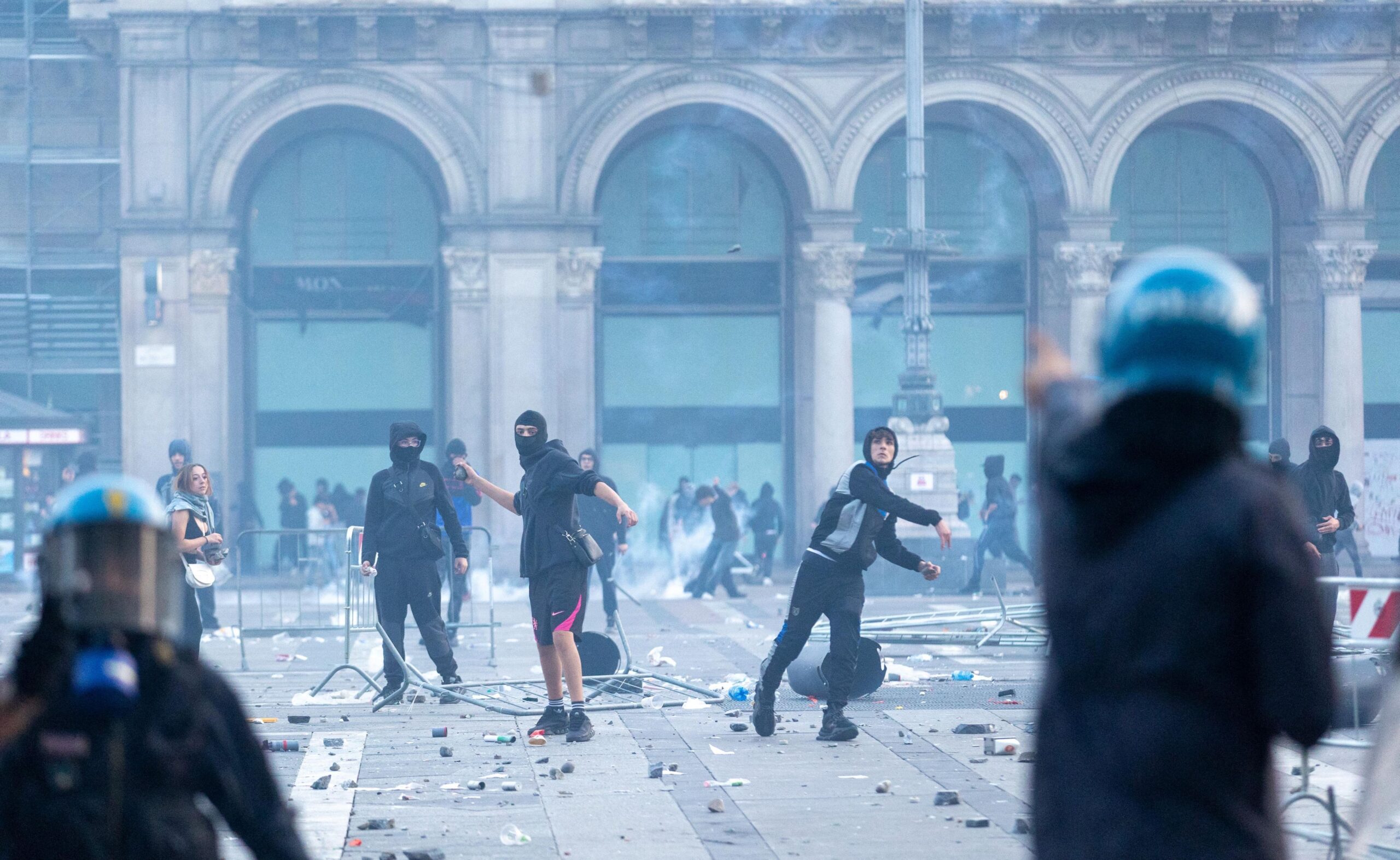 Italia se confruntă cu un val de proteste violente, în Milano fiind raportate jafuri și incendii