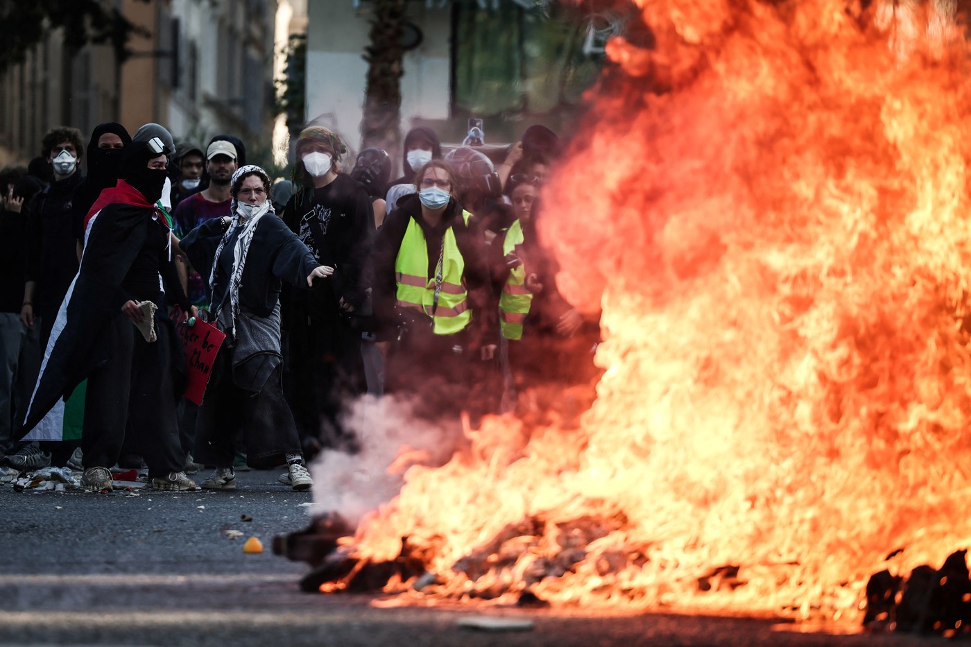 Restricții de circulație nocturnă în Paris și alte orașe franceze după revolte și jafuri