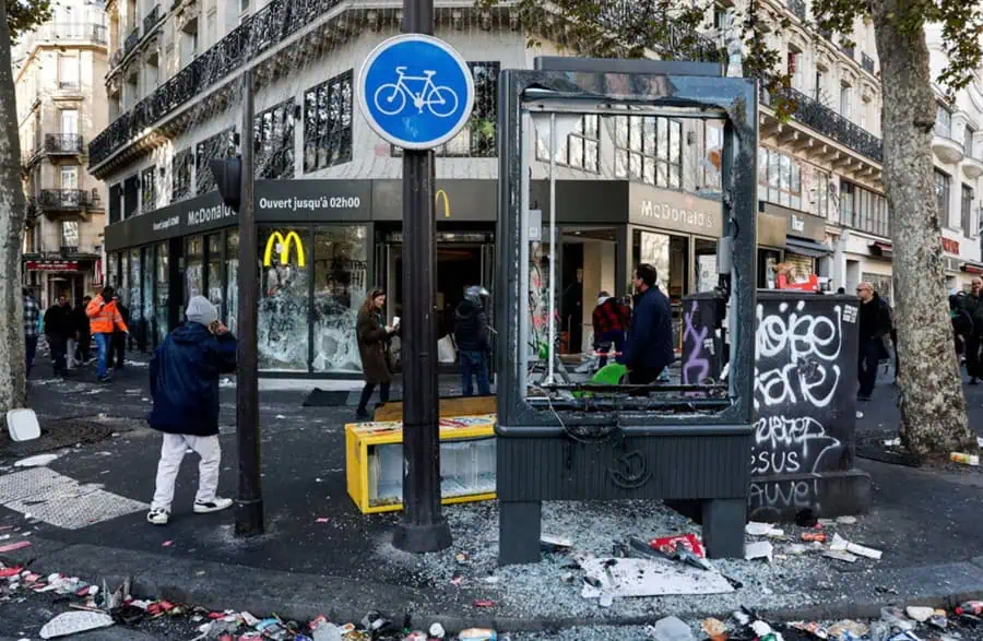 Restricții de circulație în Franța după valul de violențe și proteste masive