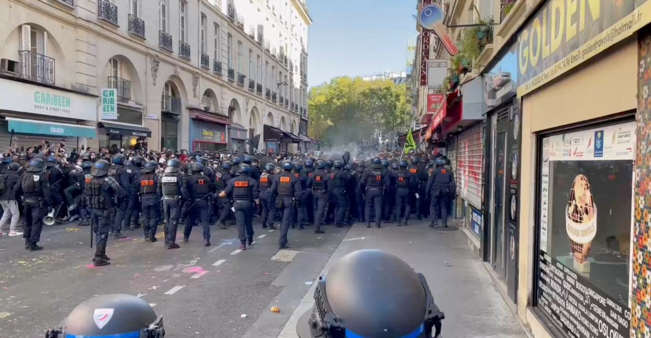 Franța impune restricții nocturne în Paris și alte orașe după revoltele violente și jafuri