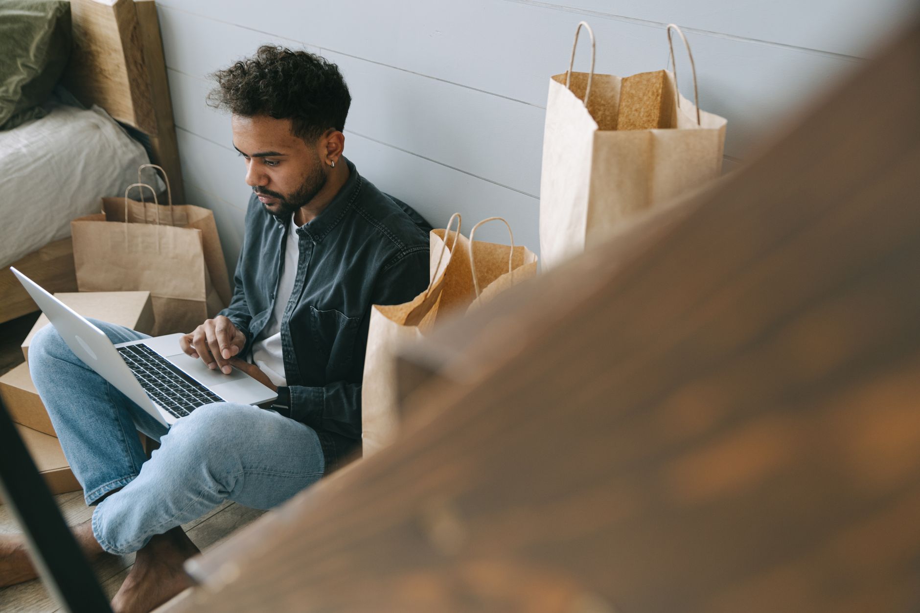 Taxele pe coletele din afara UE impulsionizează vânzările magazinelor online din România