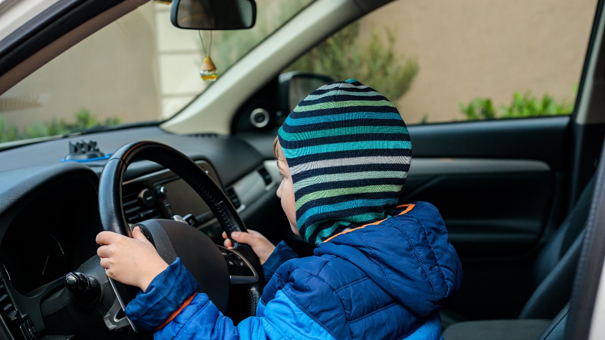 Un băiat de 9 ani a fost surprins la volanul unei mașini de lux în Marsilia, sub îndrumarea tatălui său