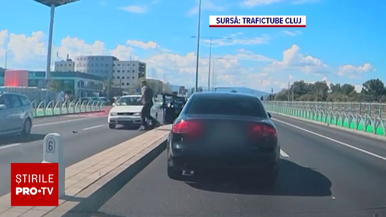 Accident neobișnuit în Cluj: Un tânăr a fost lovit de o mașină după ce a coborât brusc de pe autoturism