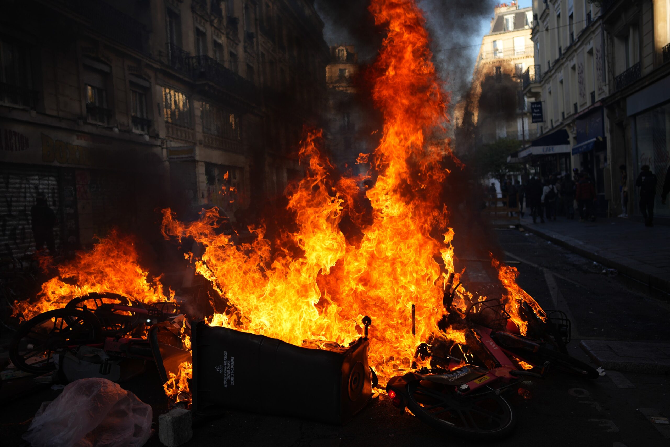 Franța în prag de criză: Revolte violente, instabilitate politică și datorie publică record