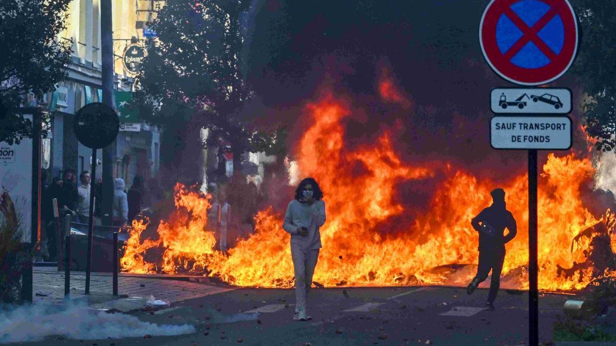 Franța în criză: Violențe de stradă și ascensiunea extremei drepte sub guvernarea lui Macron