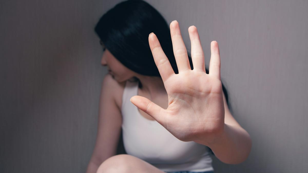 Victimele violenței domestice pot păstra locuința socială chiar dacă partajul s-a finalizat