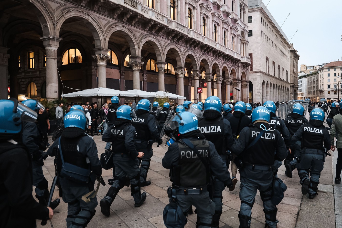 Italia trimite 500 de soldați în Milano după jafuri și acte de vandalism. Noi proteste sunt anunțate