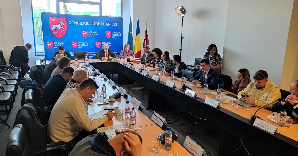 Configurația grupului PNL în Consiliul Județean Iași se schimbă după retragerea a doi consilieri