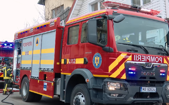 Incendiu major la un autocamion pe DN 7, între Pitești și Râmnicu Vâlcea. Traficul a fost blocat