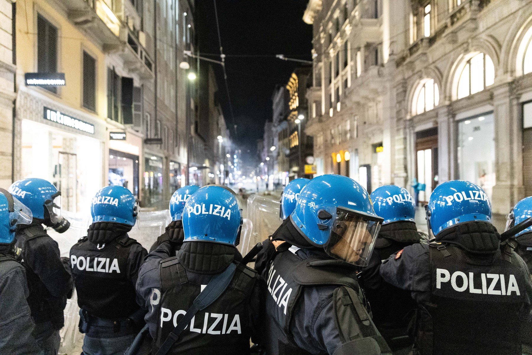 A apărut în Italia Mișcarea 17 Octombrie, un grup de tineri care își asumă protestele din stradă
