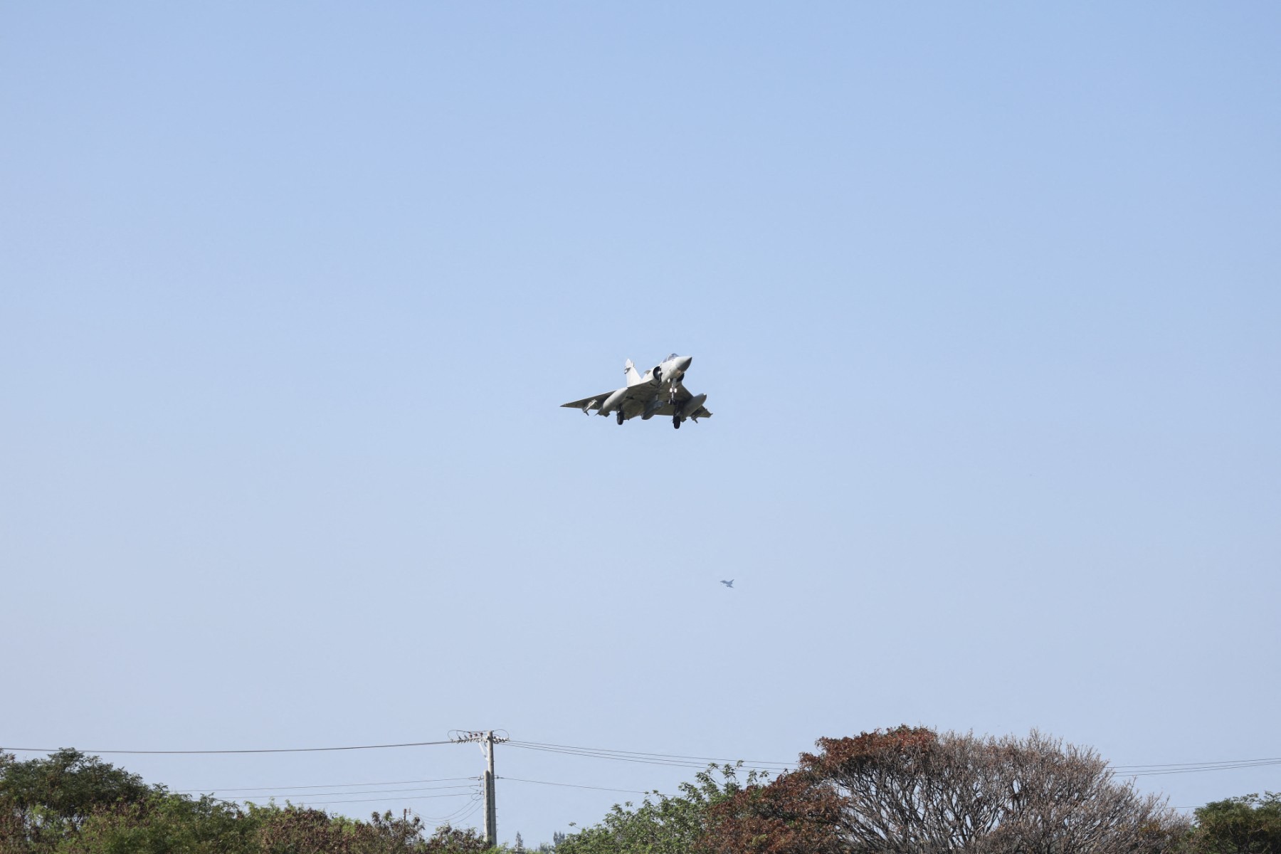 Un avion militar Mirage 2000D s-a prăbușit în Franța: un mort și un dispărut