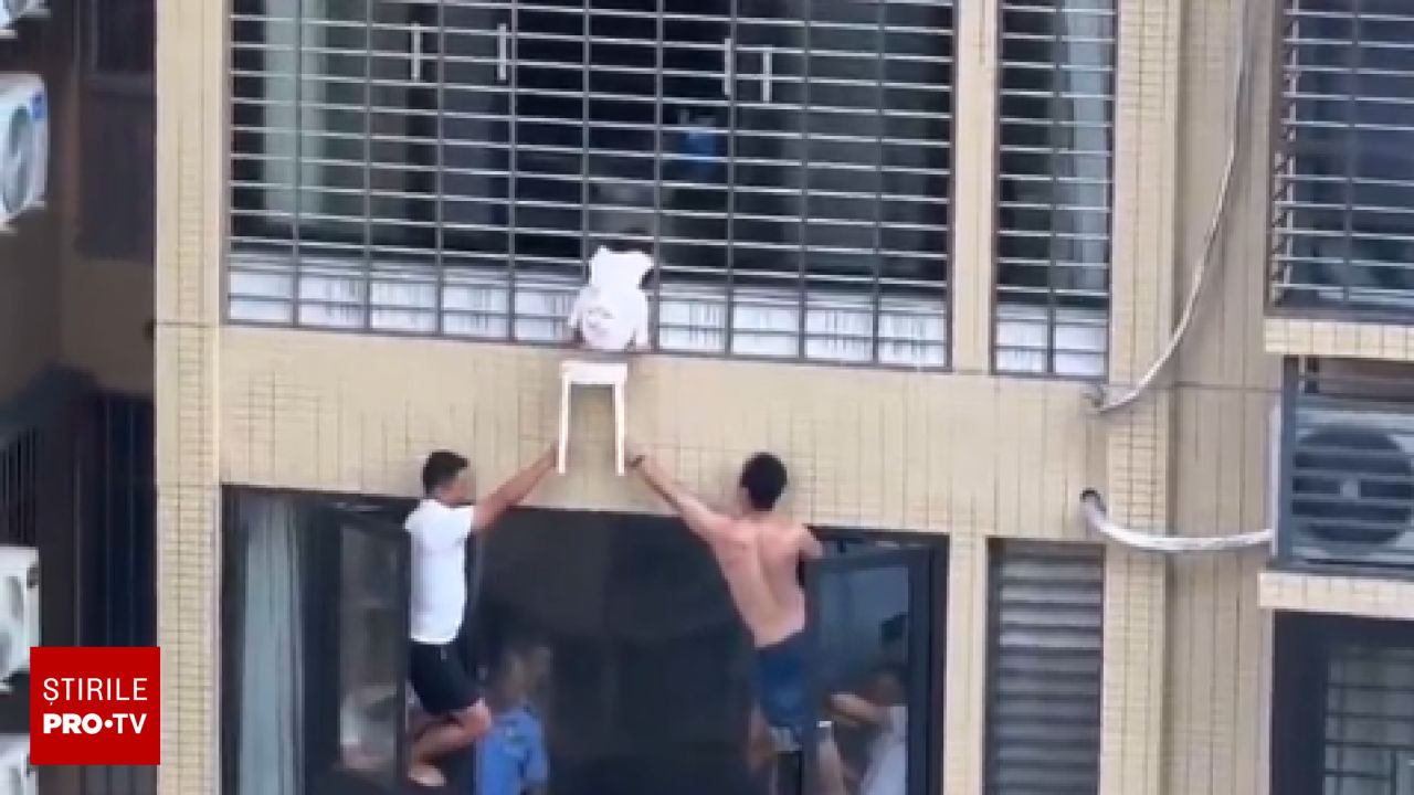 O fetiță de 3 ani a fost salvată de la o cădere de la etajul 12 în China
