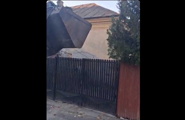 Primăria Băilești returnează deșeurile aruncate ilegal în curtea unui localnic folosind un excavator
