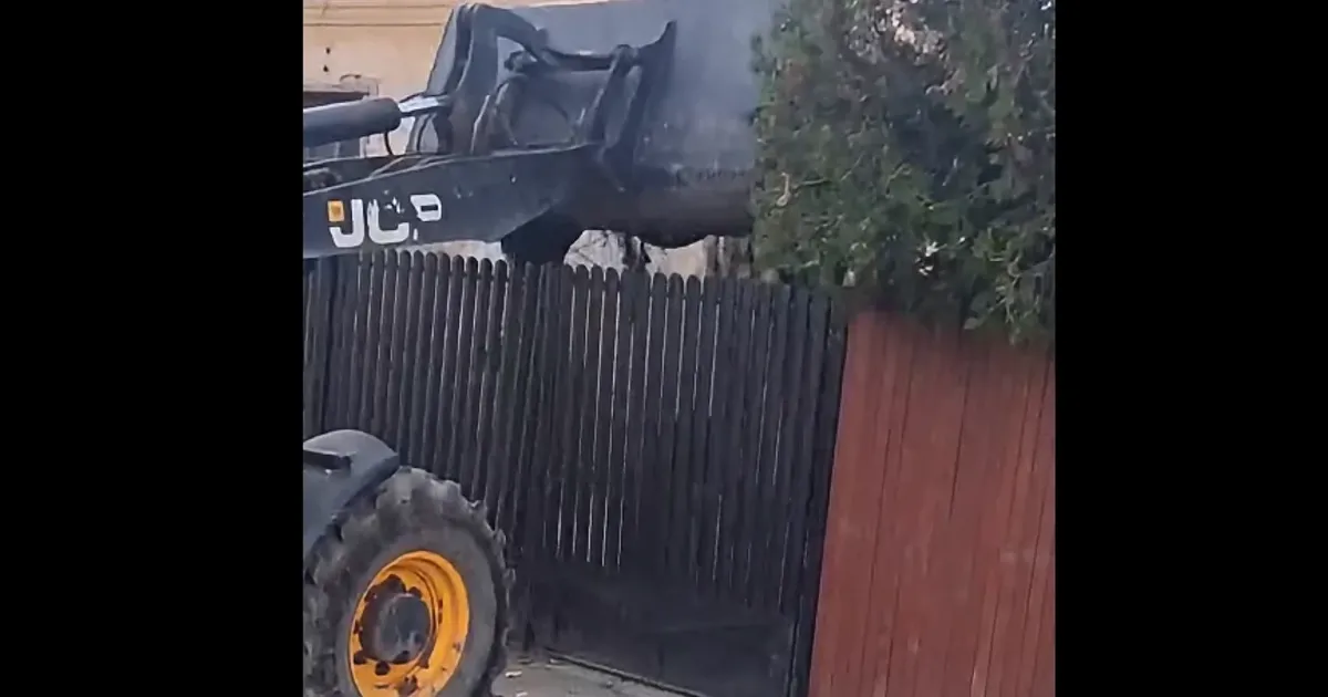 Primăria Băilești a returnat deșeurile unui localnic direct în curtea sa folosind un excavator