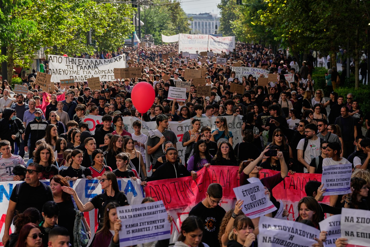 Mii de elevi, studenți și profesori protestează în Grecia pentru fonduri în educație și condiții mai bune