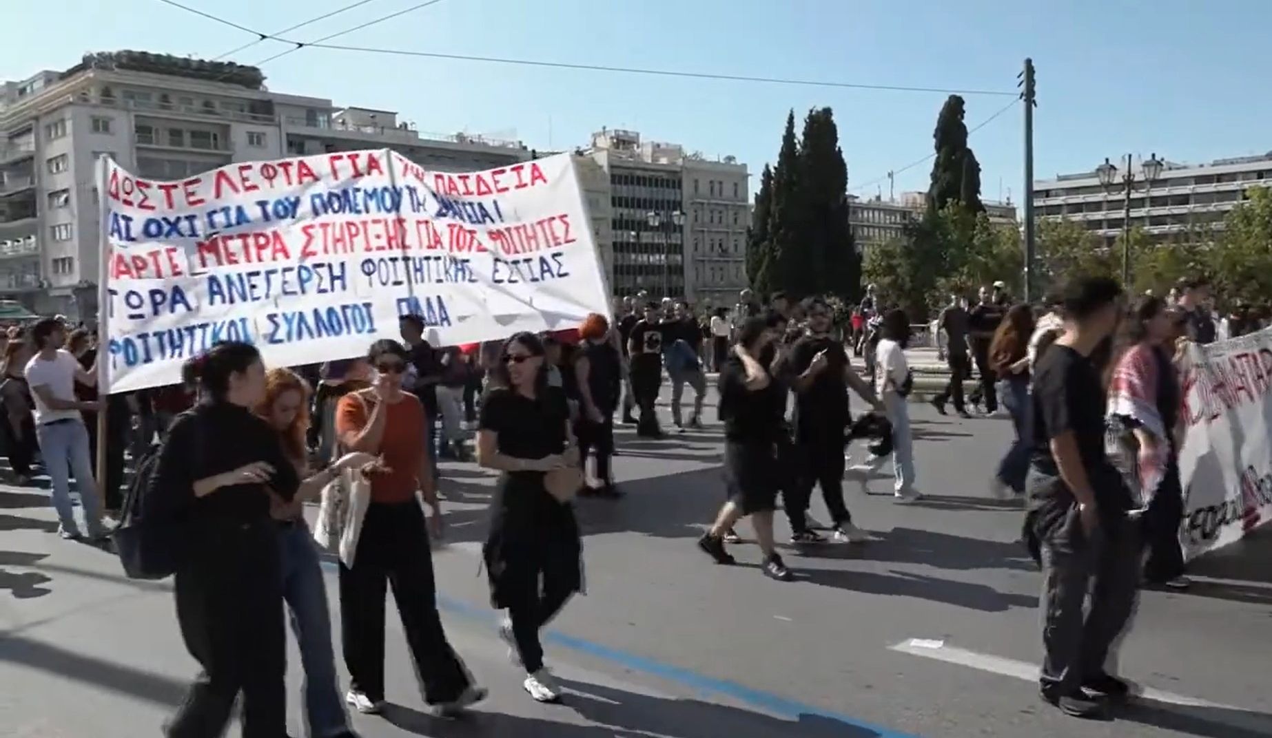 Proteste masive în Grecia: Peste 10.000 de persoane au ieșit în stradă împotriva scumpirilor și a salariilor mici