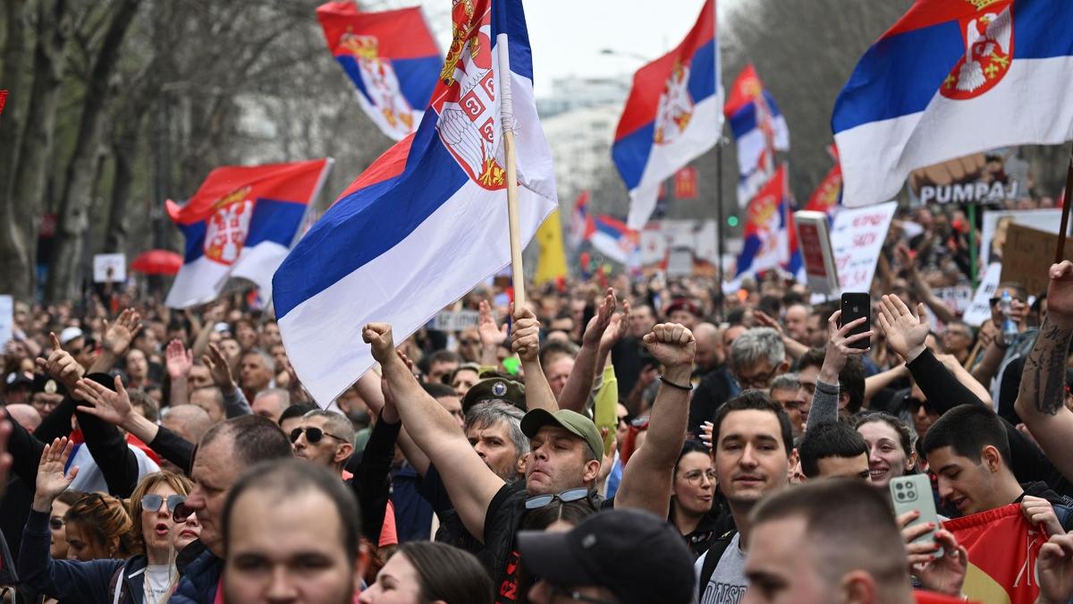 Serbia în pragul unei schimbări politice majore: Generația Z contestă regimul lui Aleksandar Vučić