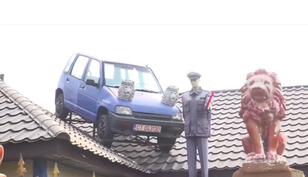Mașină pe acoperiș și un manechin de polițist în Pecineaga: Povestea neobișnuită a unui proprietar