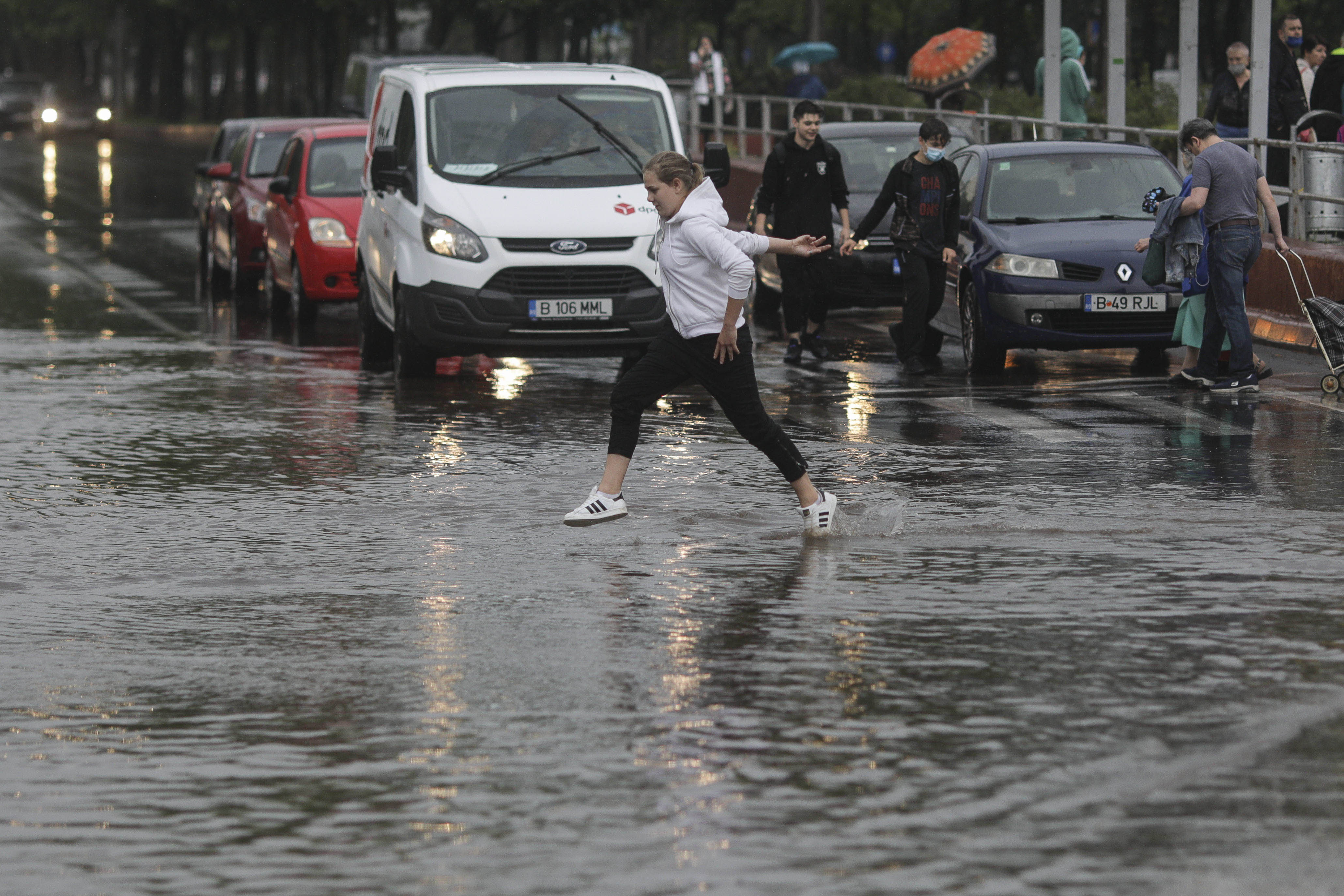 Avertisment meteorologic pentru întreaga țară: ploi moderate și rafale puternice de vânt