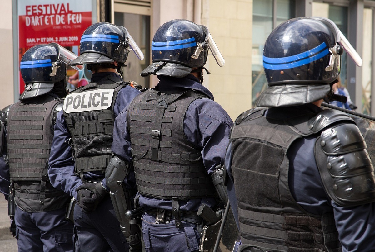 Sindicatul polițiștilor din Franța dă statul în judecată pentru punerea în pericol a forțelor de ordine