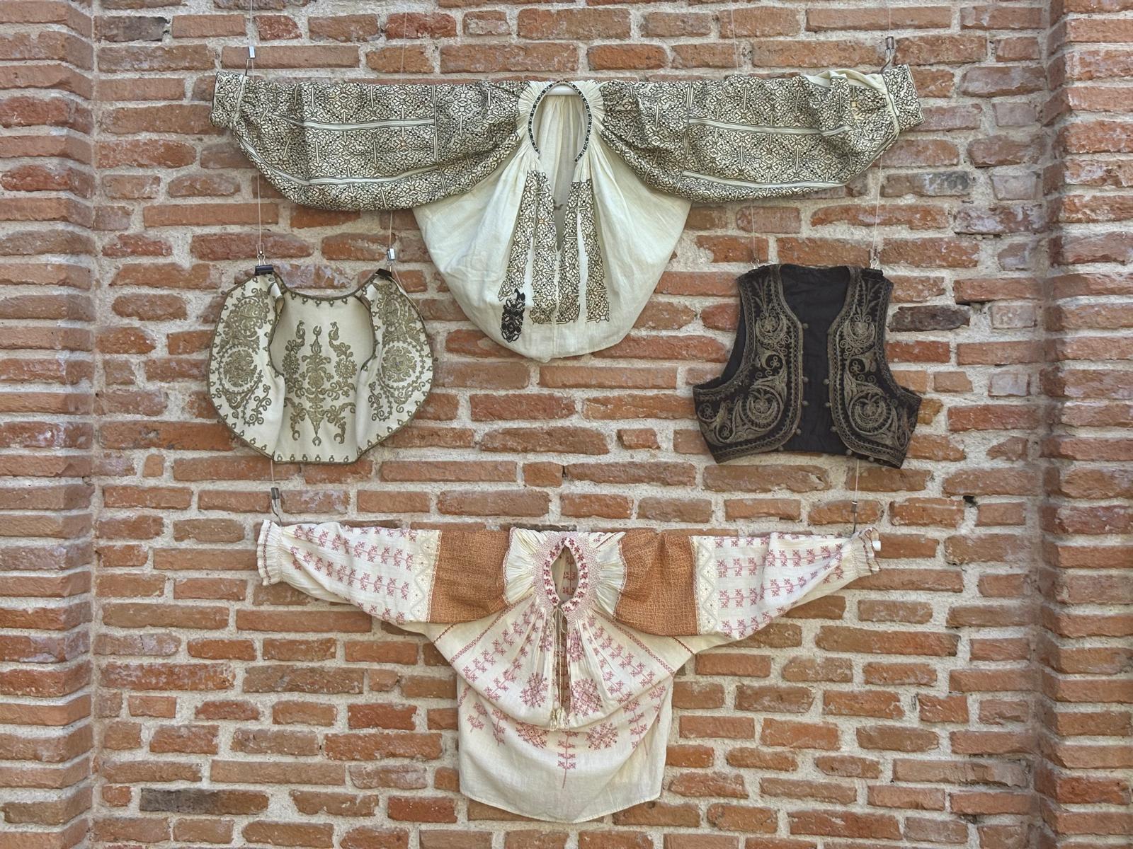 Expoziția „Îmbrăcând Timpul” la ARCUB redescoperă eleganța și istoria modei bucureștene
