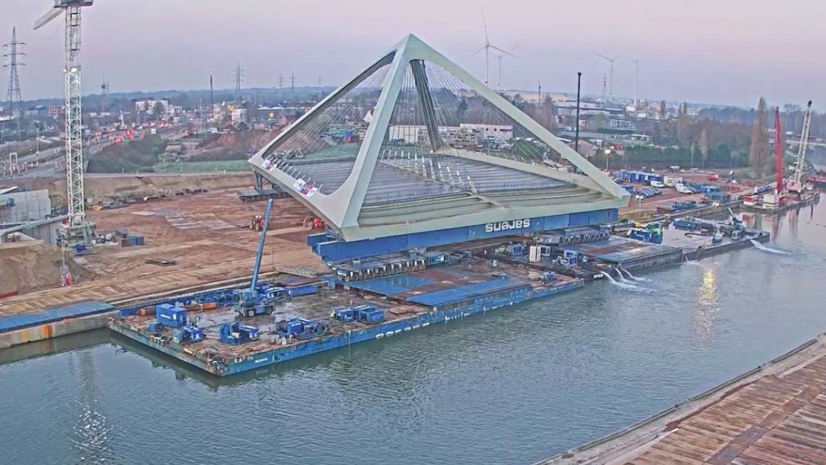 Belgia a inaugurat Piramidebrug, un pod masiv de peste 6.600 de tone, cu formă de piramidă