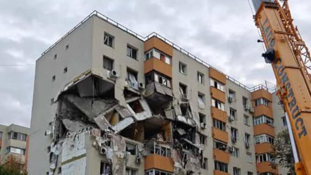 Se reia consolidarea blocului din Rahova după explozia de anul trecut. Se instalează stâlpi de susținere