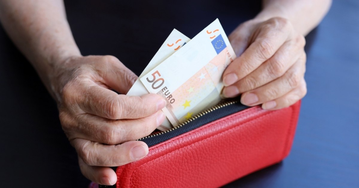 Escroczi au păcălit o femeie din Bulgaria să lase 45.000 de euro lângă containere de gunoi în Craiova