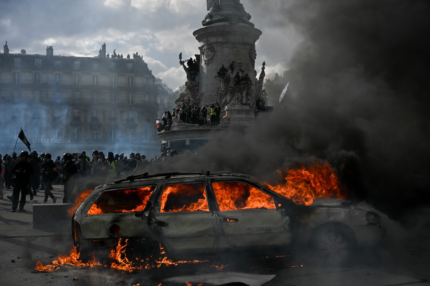 Emmanuel Macron anunță restricții privind protestele în Franța după violențele recente