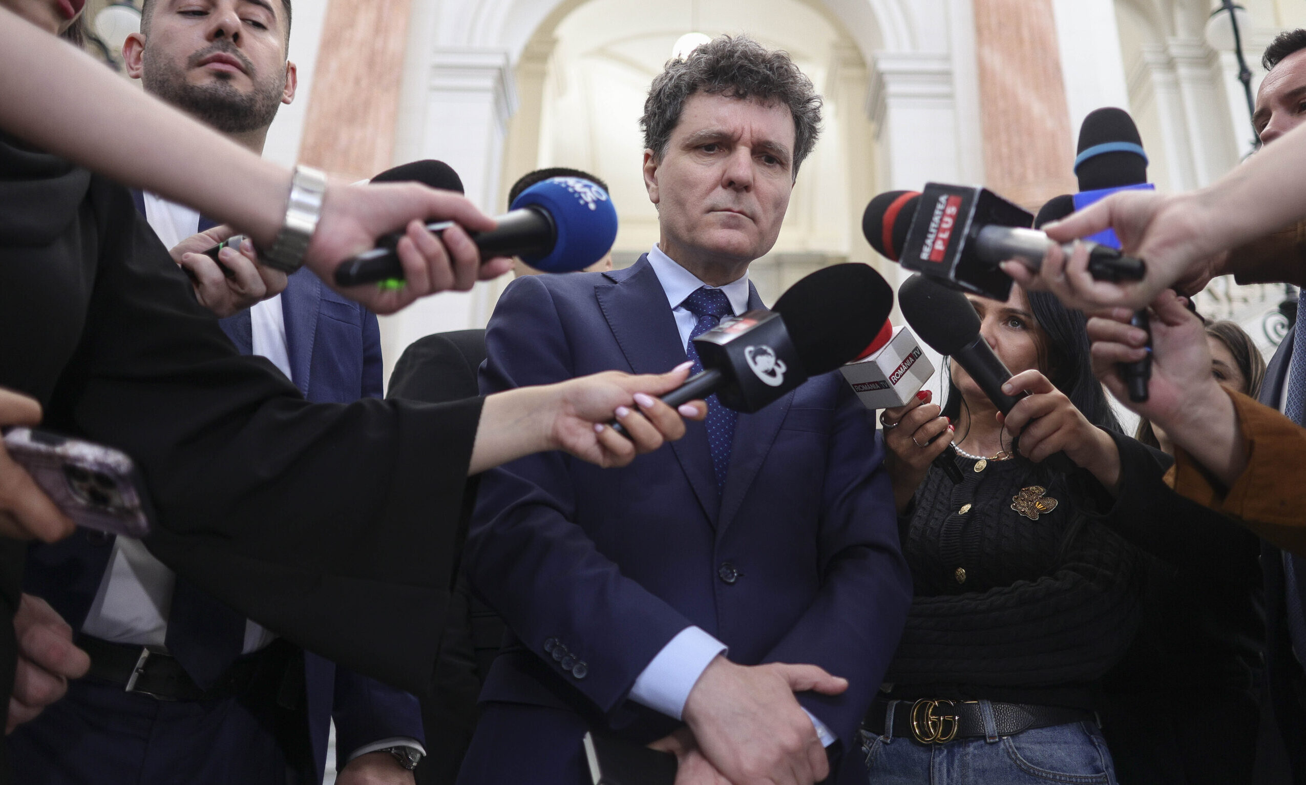 Nicușor Dan cere măsuri de siguranță online după atacurile violente din școlile din Bistrița și Pitești