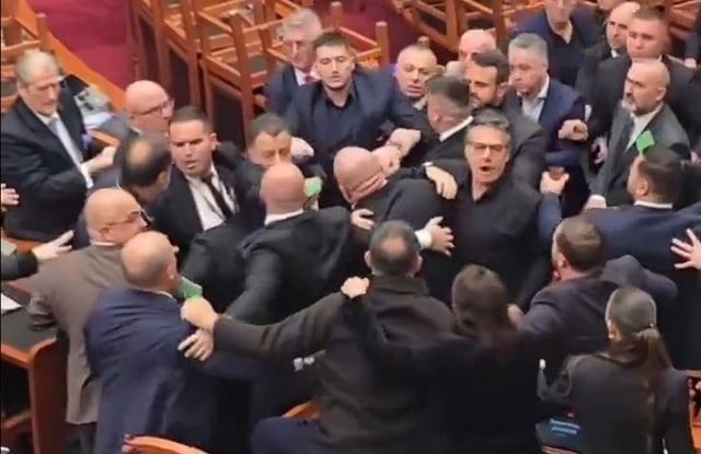 Scene violente în Parlamentul Albaniei: Deputați din opoziție și de la putere s-au luptat în hemiciclu