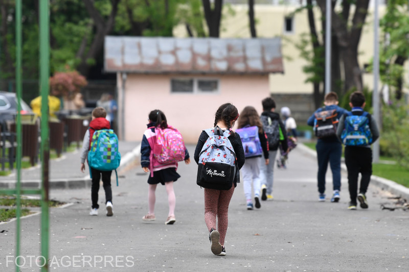 Un adolescent de 15 ani din Pitești a fost reținut după ce și-a atacat colegii cu o macetă
