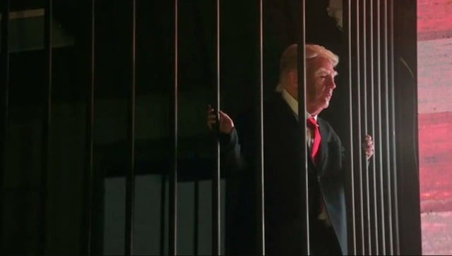 Instalație stradală de la Teheran: un actor înfățișează pe Donald Trump într-o celulă de închisoare