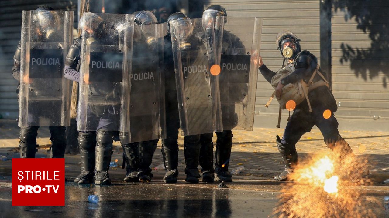 Scene de violență în Parlamentul Albaniei, în contextul protestelor masive din Tirana
