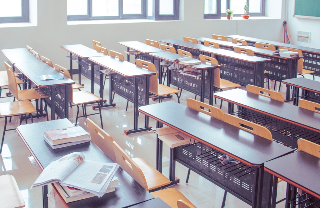 Elevul care a atacat colegii cu maceta la Pitești va reveni la școală. Autoritățile pregătesc măsuri de siguranță