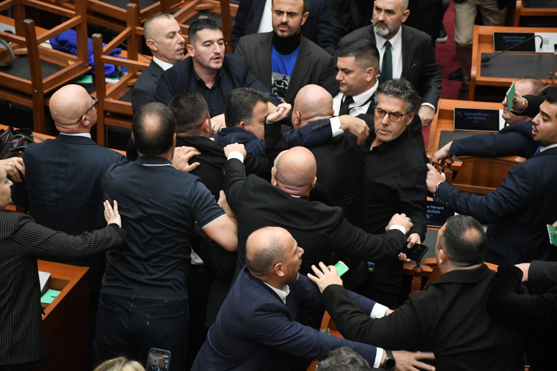 Incidente violente în Parlamentul Albaniei: Deputați se sunt bătut în urma protestelor împotriva guvernului