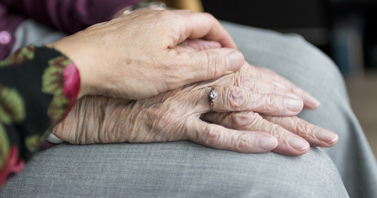 Dilema îngrijirii părinților vârstnici: între datoria morală și sacrificiul vieții de familie