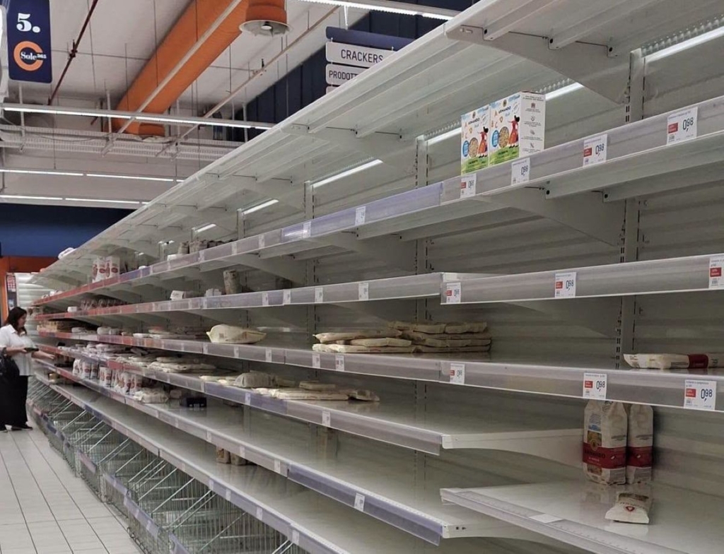 Criza de aprovizionare în Italia: rafturi goale în supermarketuri și benzinării fără carburant în Napoli