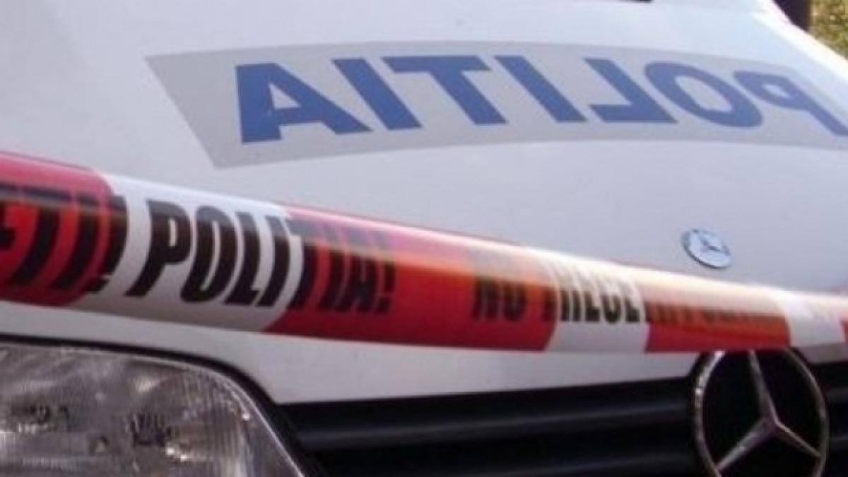 Accident violent la Dej: Un autoturism a intrat în clădirea Centrului Turistic, iar ocupanții au fugit de la fața locului