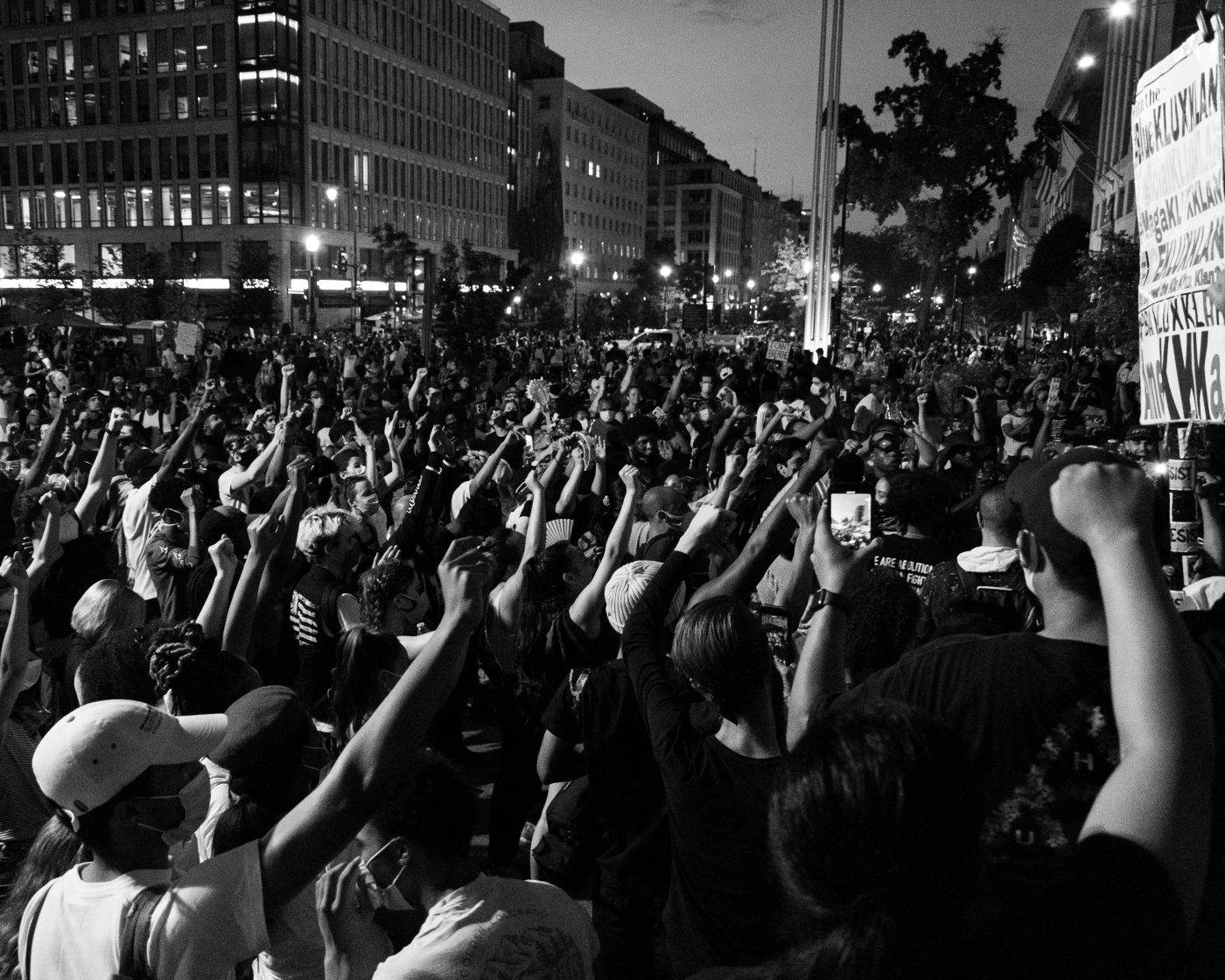 Miting masiv la Belgrad: Zeci de mii de oameni au susținut opoziția înainte de alegerile din Serbia