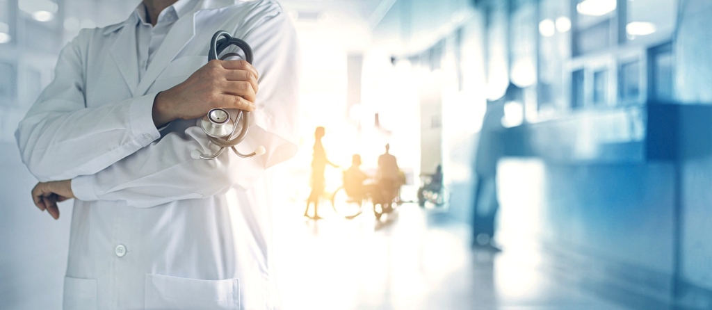 Tânăr de 28 de ani a practicat medicina fără studii timp de trei ani într-o clinică din Bragadiru