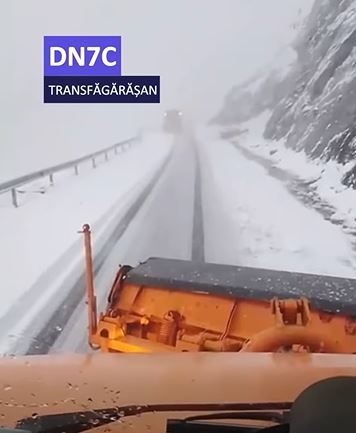 Ninsori noi pe Transfăgărășan. Drumarii au început intervențiile cu utilaje și materiale antiderapante