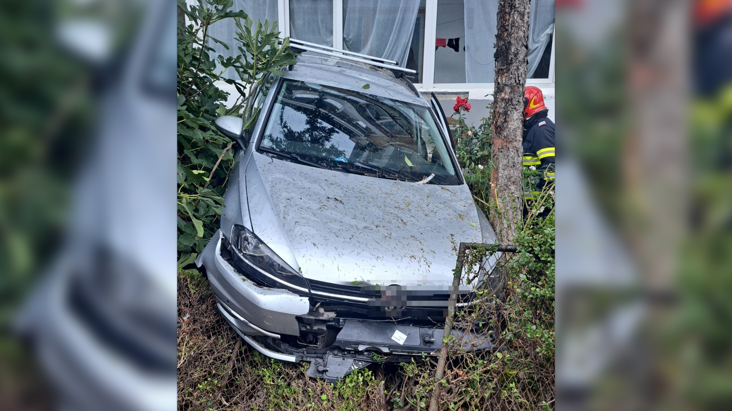 Accident neobișnuit la Pitești: un șofer de 75 de ani a intrat cu mașina într-un balcon